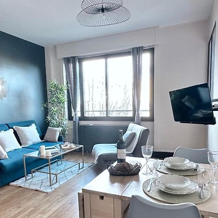 Stylish Apartment With A Balcony In Париж Экстерьер фото