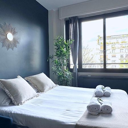 Stylish Apartment With A Balcony In Париж Экстерьер фото