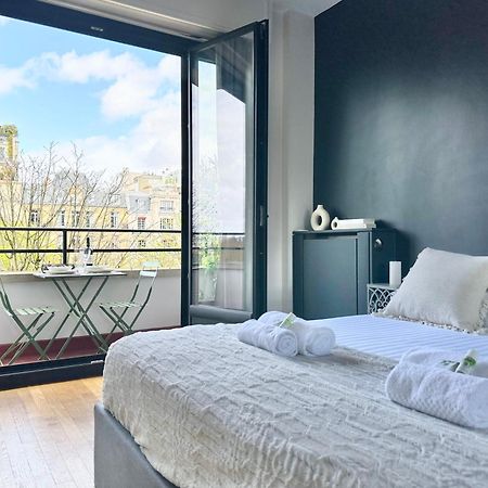 Stylish Apartment With A Balcony In Париж Экстерьер фото