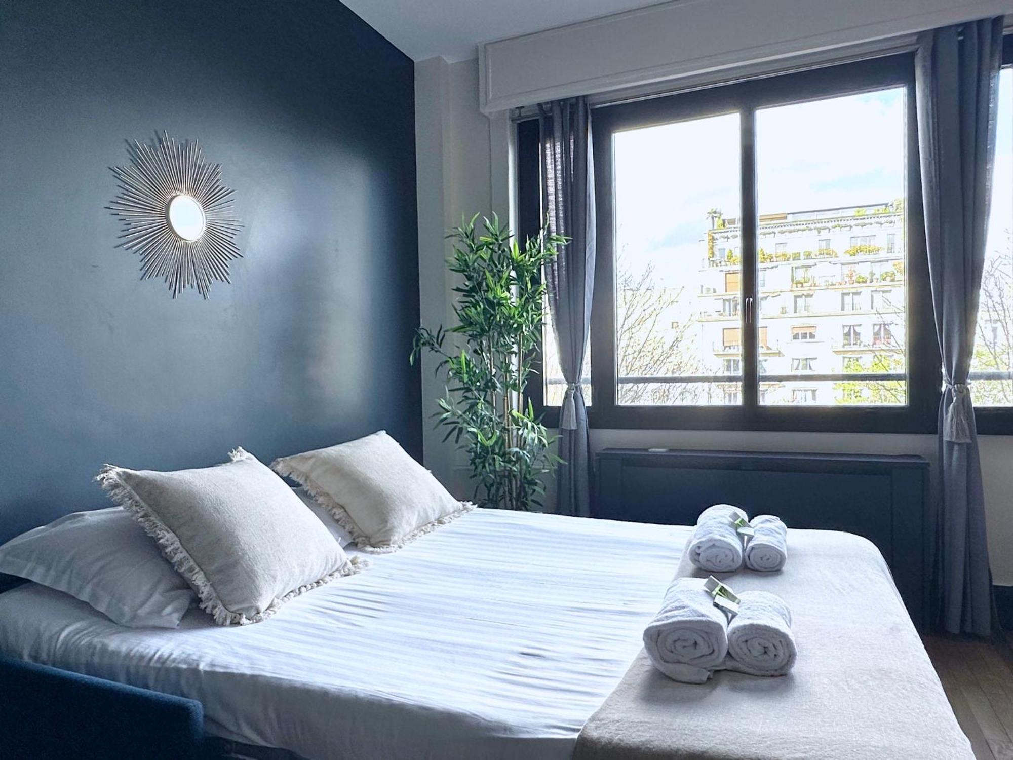 Stylish Apartment With A Balcony In Париж Экстерьер фото