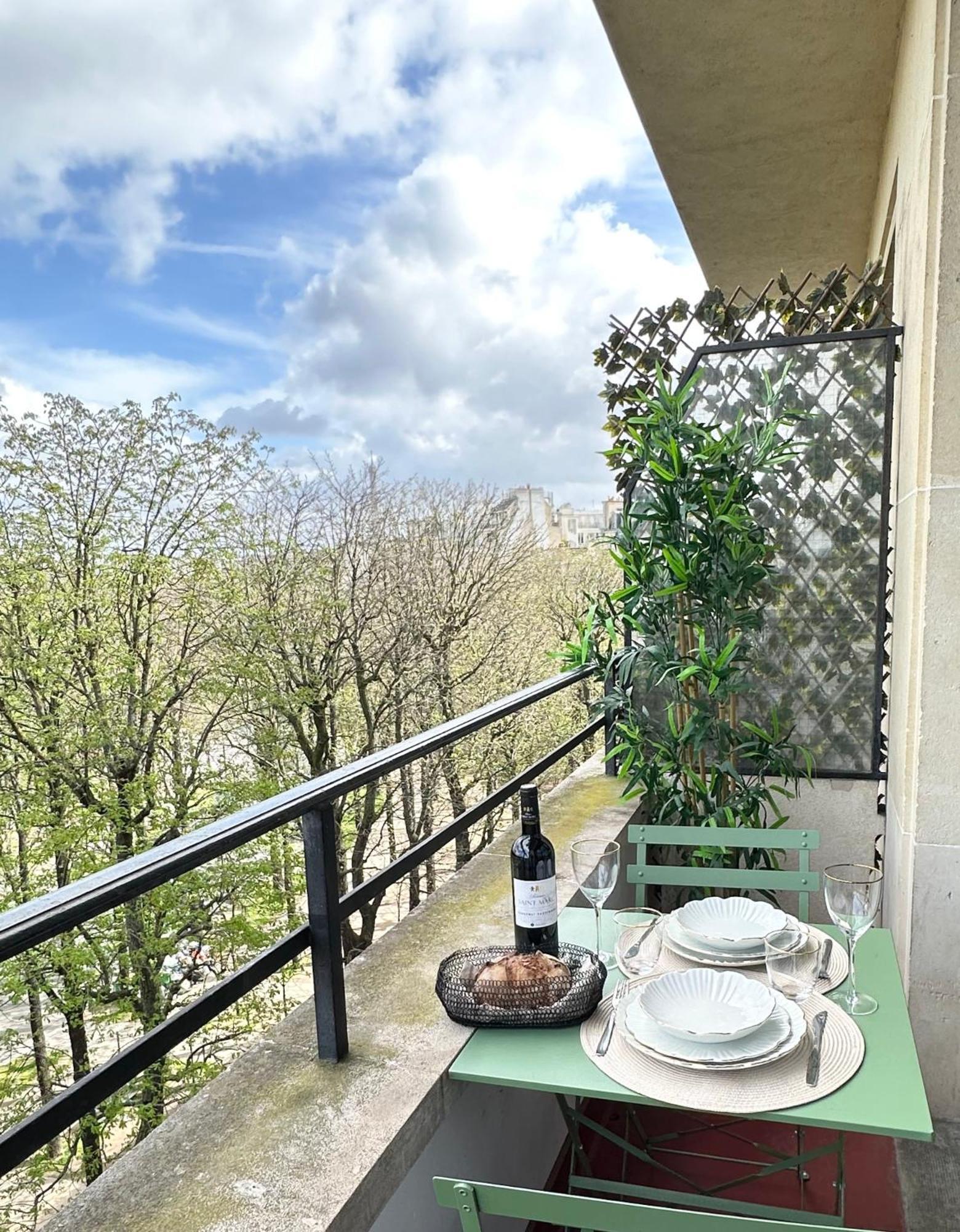 Stylish Apartment With A Balcony In Париж Экстерьер фото